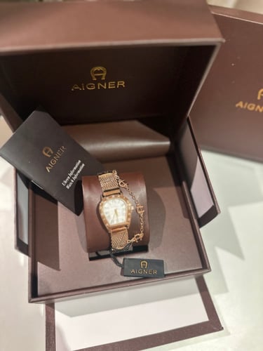 ساعة اقنر ذهبي