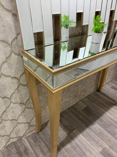 مدخل اسقبال مع مراية لون ذهبي