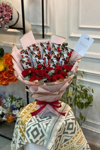 باقة ورد مع شوكلاتة كيندر