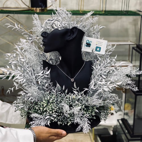 تنسيق مانيكان ورد صناعي