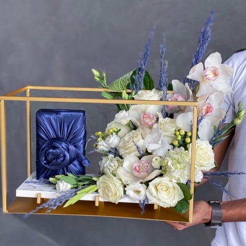 تنسيق الهدية على ستاند حديد خشبي