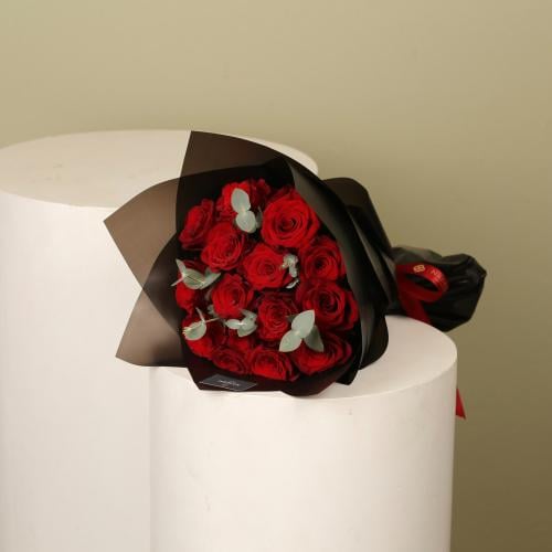 باقة الورد الأحمر مع الكاليبتوس
