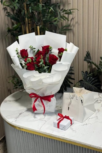باقة ورد مع تغليف للهدية