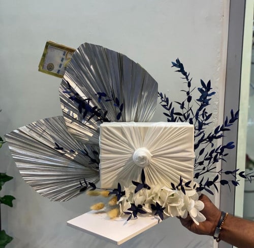 قاعدة خشبية مزينة بالورد مع صندوق هدية