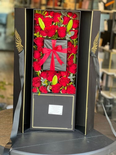 تنسيق على صندوق ورد مغلق