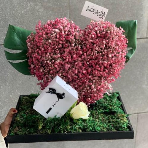 تنسيق الهدية على قاعدة خشبية