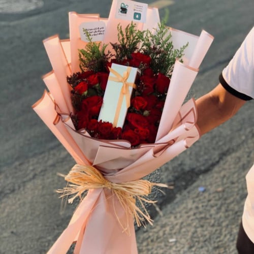 باقة ورد مع شوكلاتة بستاني