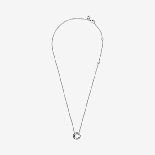 عقد مزين بدائرة مرصعة بالأحجار وتحمل شعار Pandora