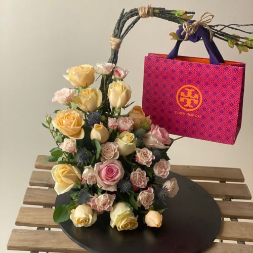 تنسيق على ستاند خشبي