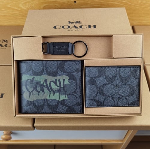 طقم رجالي من كوتش مع التنسيق