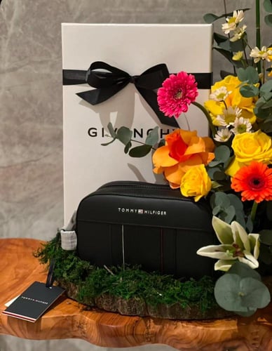 تنسيق هدية على قاعدة خشب طبيعي