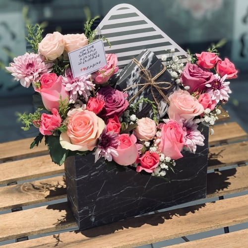 تنسيق على ظرف اسود