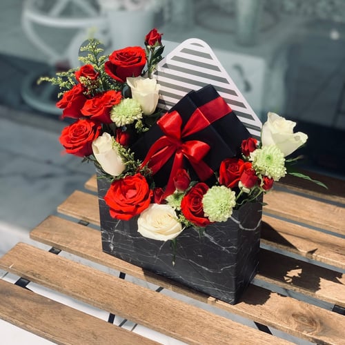 تنسيق على ظرف اسود