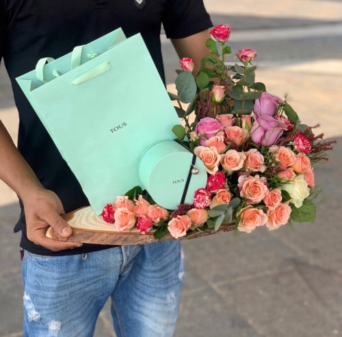 تنسيق على قاعدة خشبية