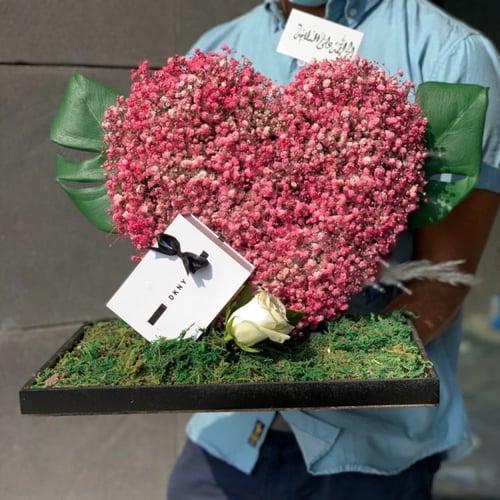 تنسيق الهدية على قاعدة خشبية