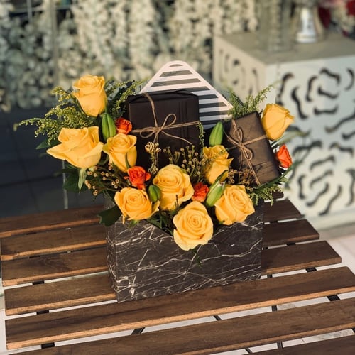 تنسيق على ظرف اسود