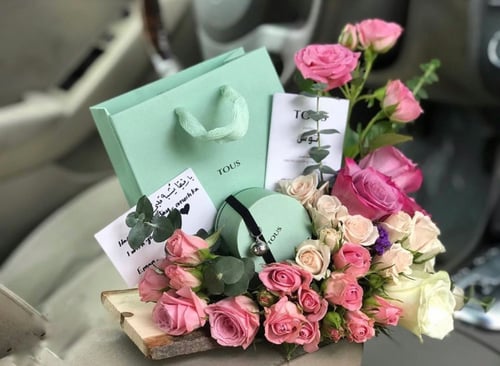 تنسيق على قاعدة خشبية