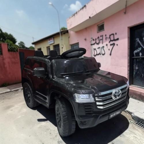 سيارة أطفال كهربائية جيب لاندكروزر بريموت وبلوتوث...