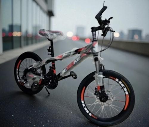 دراجة رياضية سوداء بطبعة برتقالية مقاس 20