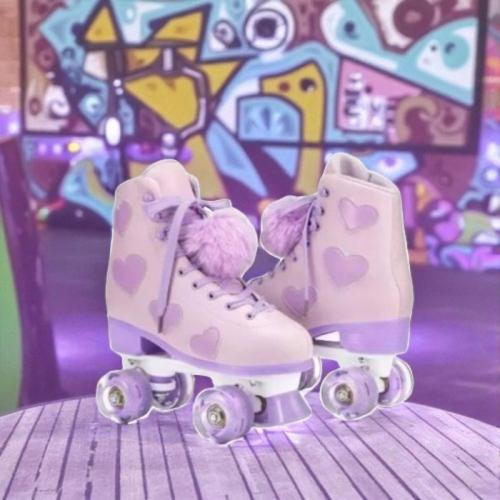 سكيت رول كلاسيك بالدانتيل وكرات الفرو