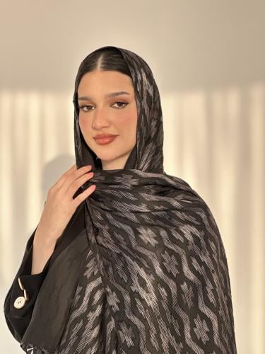 بلايزر أسود مع طرحة شيفون أو سوداء