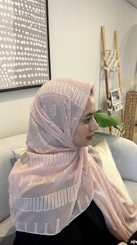 طرحة بيضاء أو بيج أو خربزي