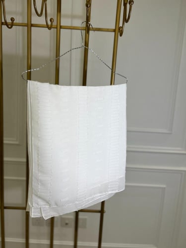 طرحة بيضاء أو بيج أو خربزي