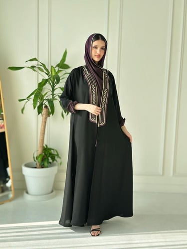 عباية سوداء مع أطراف موف
