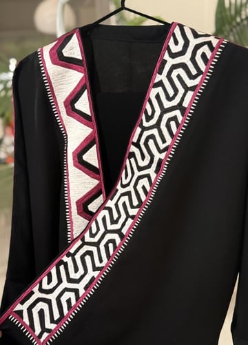 O76 عباية كريب باكمام استرتش