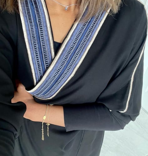 O46 عباية كريب باكمام استرتش