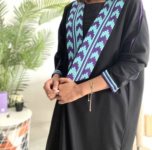 O14 عباية كريب بتطريز الاكمام