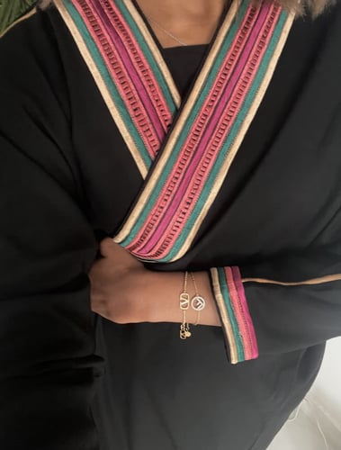 O38 عباية كريب باكمام مطرزة