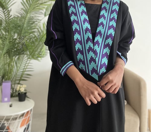 O14 عباية كريب بتطريز الاكمام