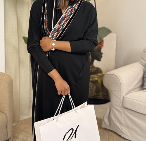 O86 عباية كريب ناعم ،مطرزة ،طراف قطيفة