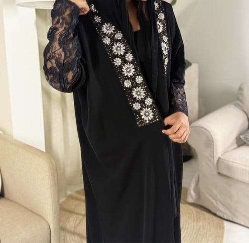 O87 عباية كريب مزينة بالكرستال