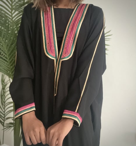 O38 عباية كريب باكمام مطرزة