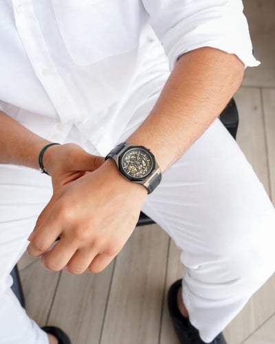 ساعة سراج الرجالية من الجلد بلون أسود