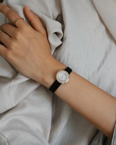 ساعة الفتون من الجلد بلون أسود