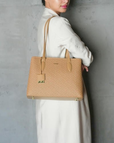 شنطة نسائية أنيقة بلون بني