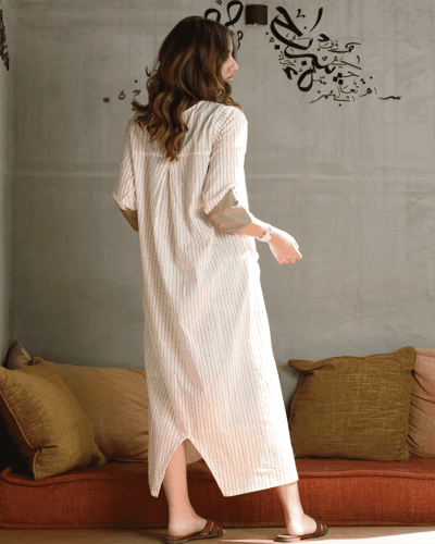 جلابية الهَنوف النسائيه بلون أبيض مقلم