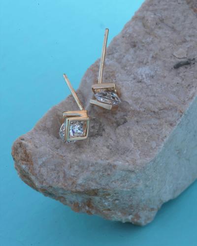 حلق نسائي بتصميم مميز باللون الذهبي