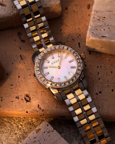 ساعة توق النسائية بسير ستيل بلون ذهبي وفضي