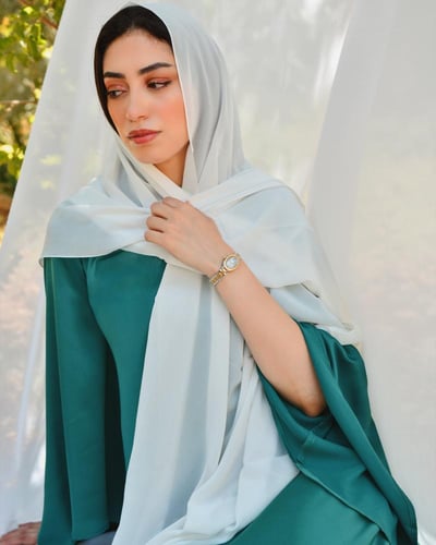 ساعة يسر النسائية من الستيل بلون ذهبي وفضي