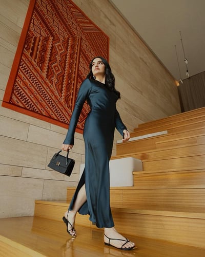 شنطة نسائية من الجلد بلون أسود