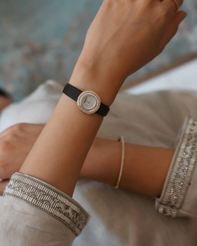 ساعة الفتون من الجلد بلون أسود