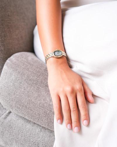 ساعة يسر النسائية من الستيل بلون ذهبي وفضي