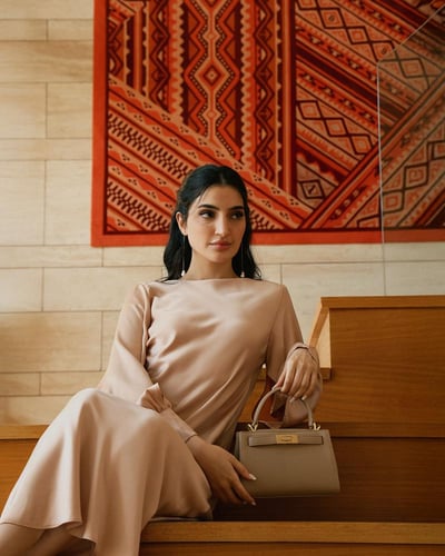 شنطة نسائية أنيقة بلون بيج