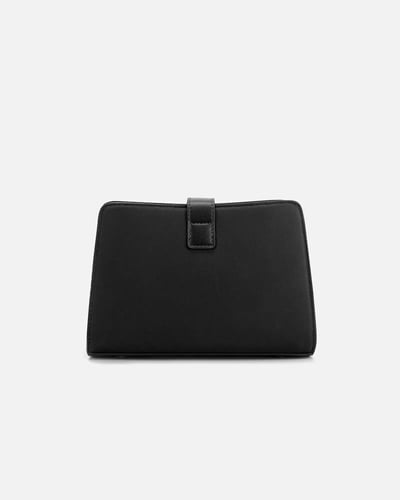 شنطة نسائية بتصميم مميز بلون أسود