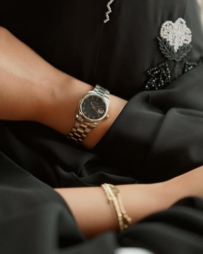 ساعة اصاله النسائية باللون الذهبي