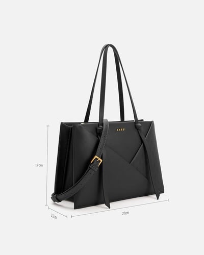 شنطة نسائية من الجلد باللون الأسود